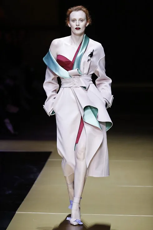 Karen Elson mở đầu show diễn của Atelier Versace