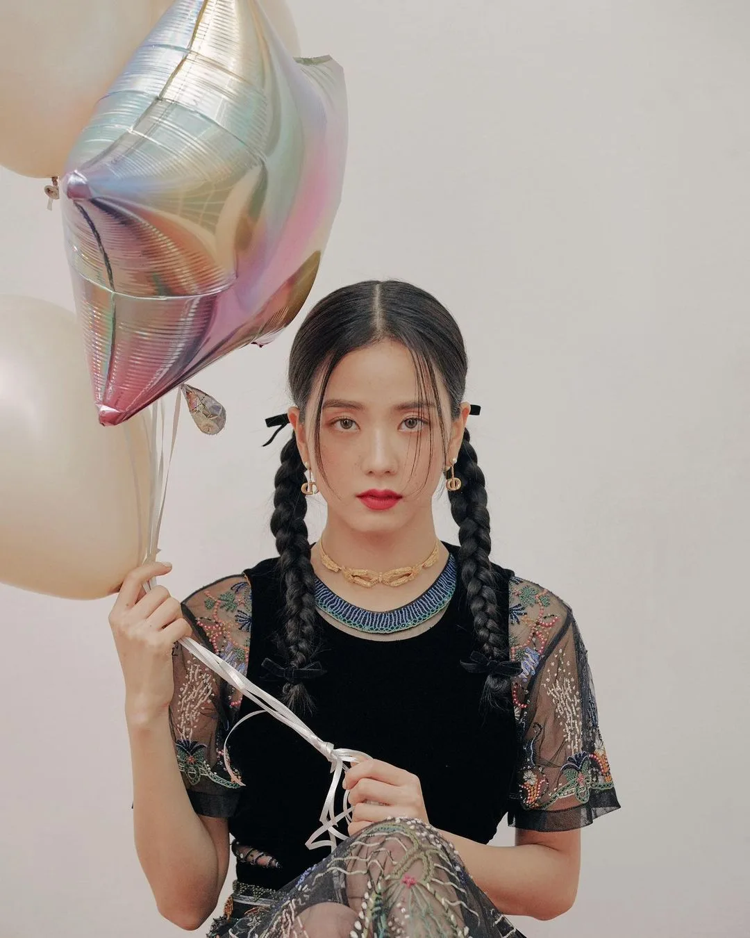 Jisoo diện khuyên tai xu hướng