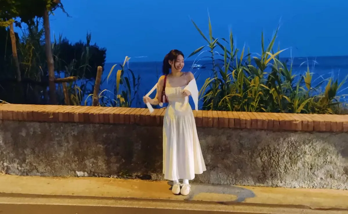 Jennie diện đầm trắng dáng rũ