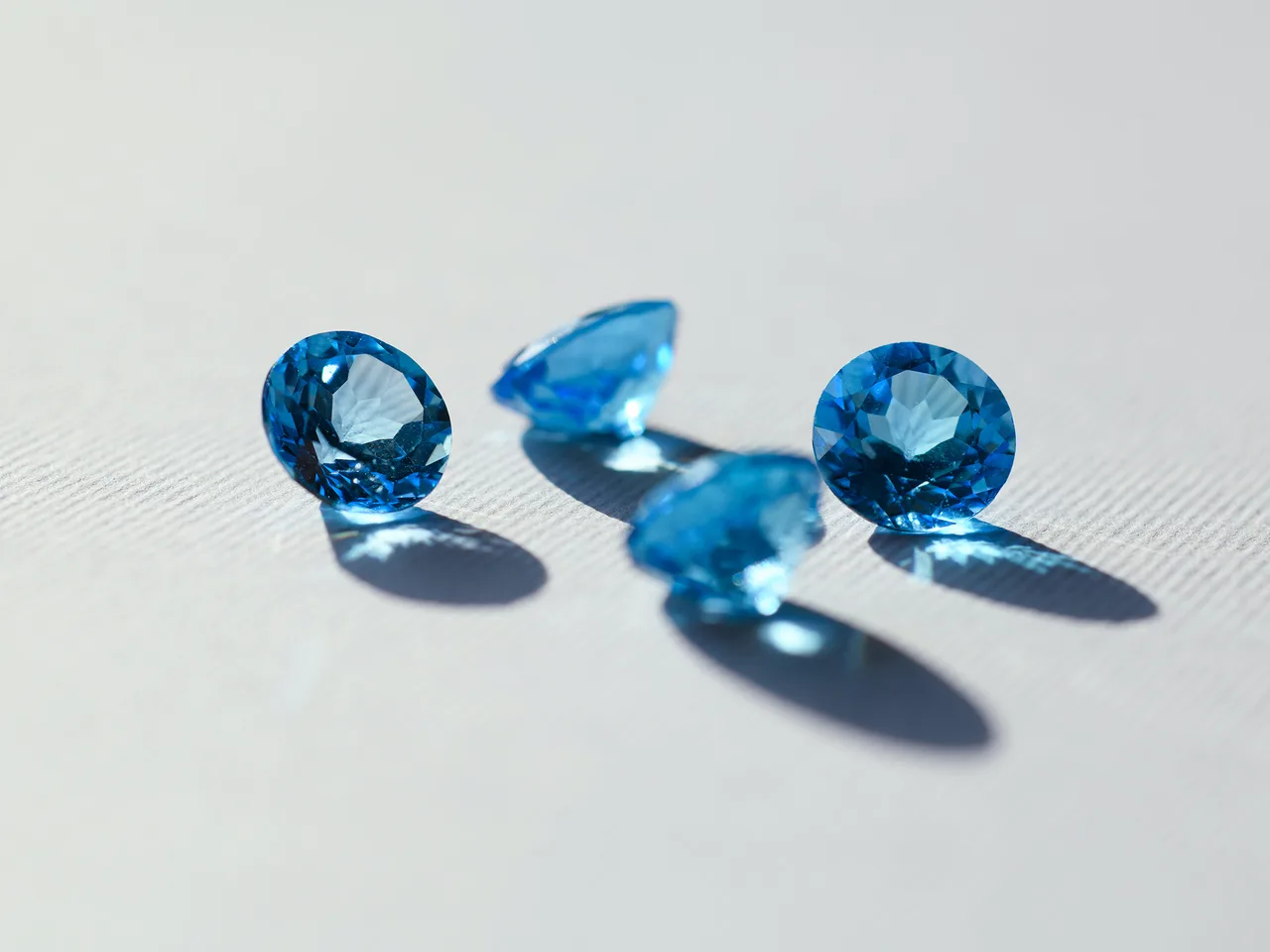 Sapphire là vật phẩm may mắn của cung hoàng đạo Sư Tử
