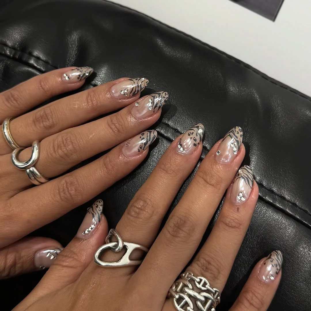 mẫu nail french được biến tấu bằng hoạ tiết da báo 