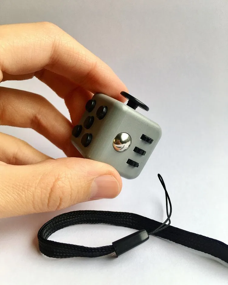 Fidget cube là món đồ chơi cầm tay giúp giảm stress hiệu quả Fidget cube là món đồ chơi cầm tay giúp giảm stress hiệu quả