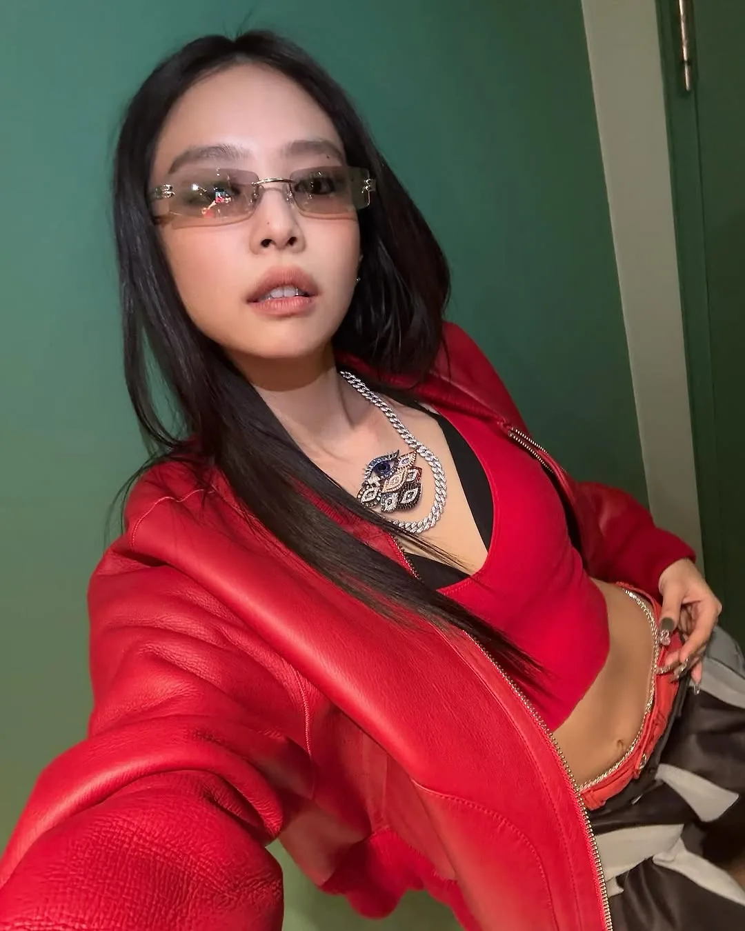 jennie peekaboo bra đồ lót