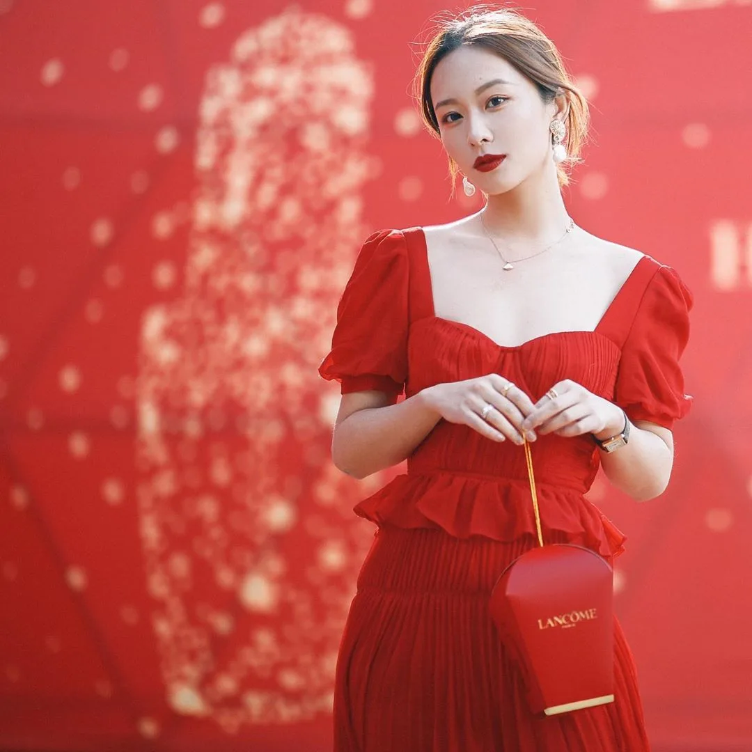 Da trắng mặc màu đỏ nào hợp cô gái mặc đầm đỏ cùng túi đỏ
