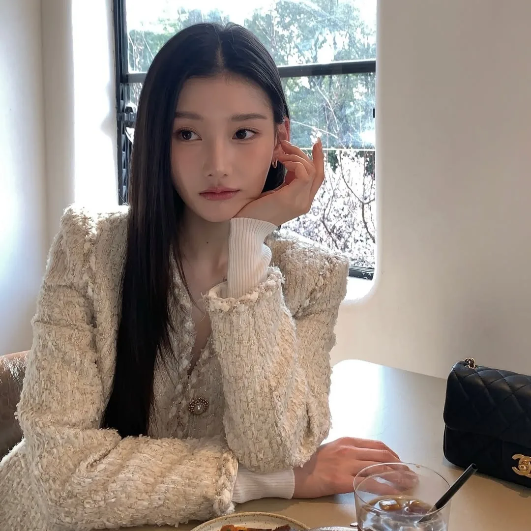 cô gái Hàn Quốc đang ngồi ăn