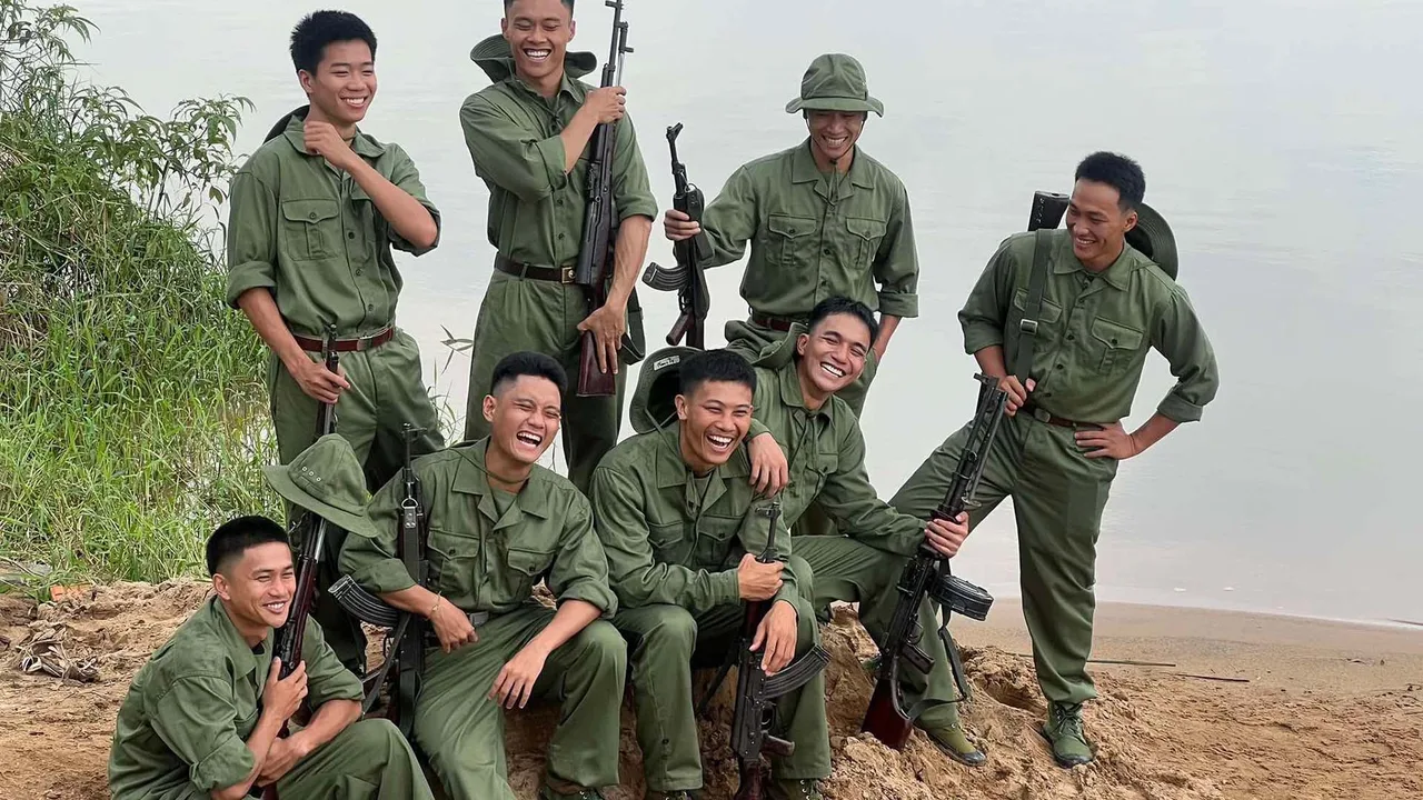 Đỗ Nhật Hoàng và và các bạn diễn tái hiện lại tiểu đoàn K3 Tam Đảo trong bộ phim Mưa đỏ