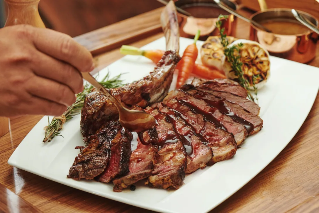 Món steak bò Úc Tomahawk trứ danh chiều lòng khẩu vị của bạn.