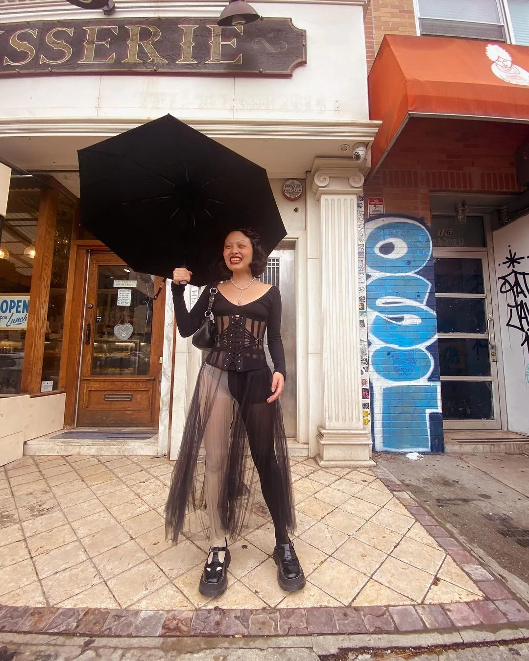 Phong cách gothic chic mix and match