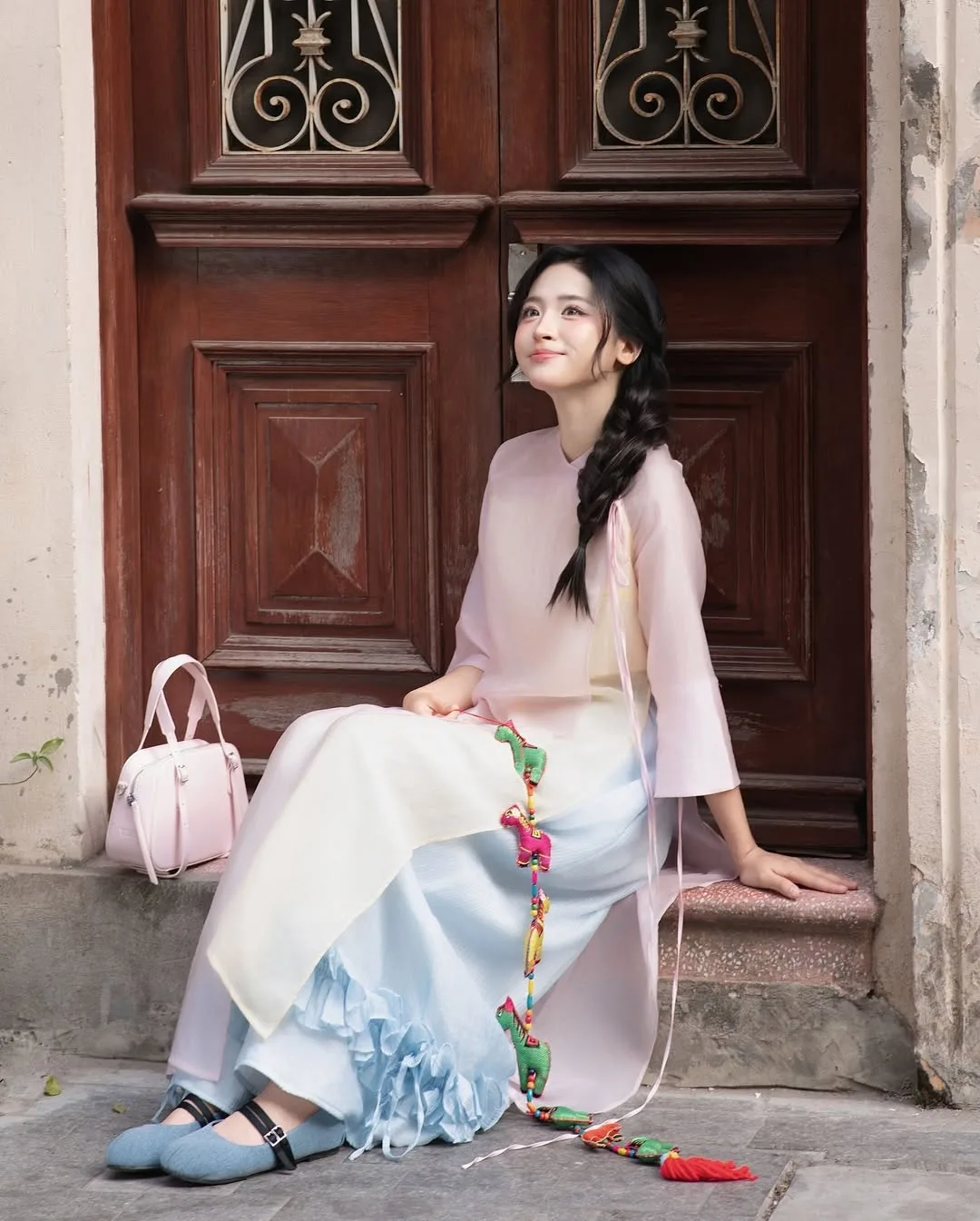 Một bản phối tối giản nhưng đầy chiều sâu, nơi sự mộc mạc của chất liệu da lộn tôn vinh nét thanh tú của nàng.