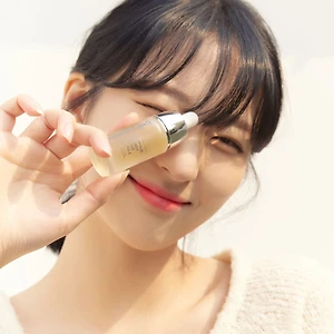 Hình ảnh người mẫu với tinh chất keo ong CNP.