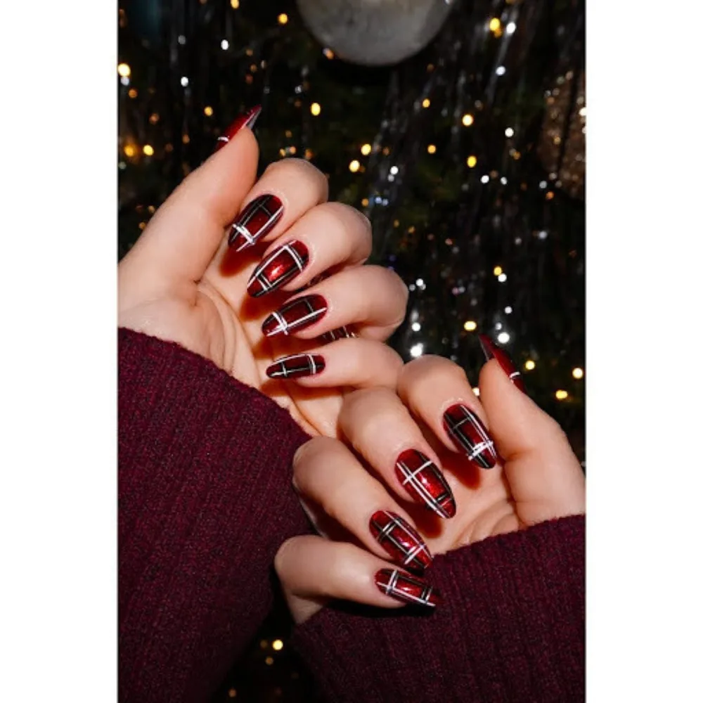 bàn tay với kiểu nail đỏ theo xu hướng làm đẹp 2025