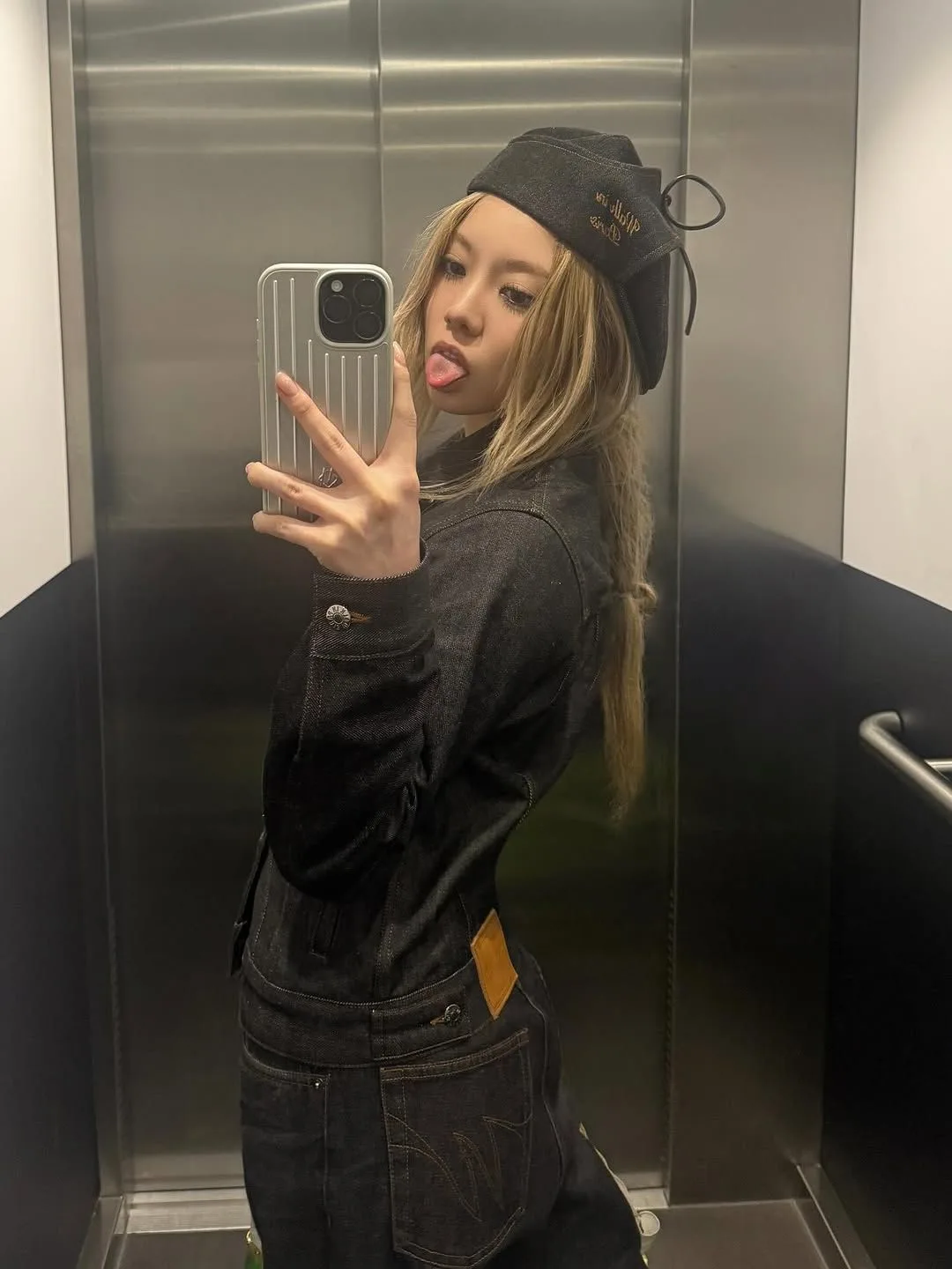 Bailey diện chiếc beanie
