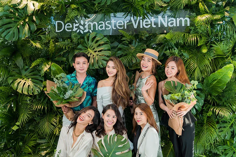Beauty blogger Đức Duy Vương, Cincity Ngọc Lê, Liên Anh Nguyễn, Óng Ánh, Đào Thu Trang và make up artist Mid Nguyễn cùng xuất hiện trong một khung hình. dermaster - 3