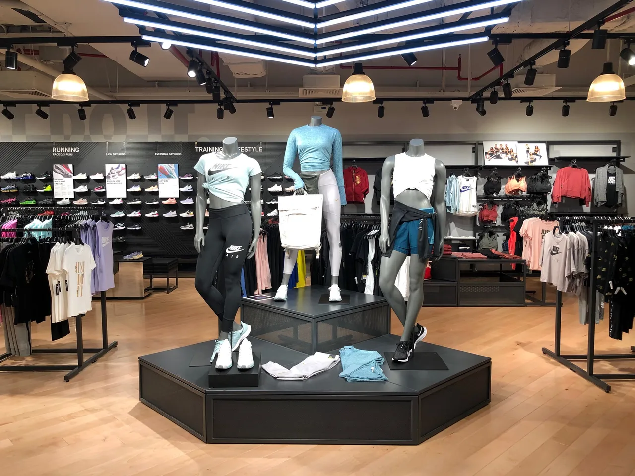 Không gian mua sắm Nike Saigon Centre