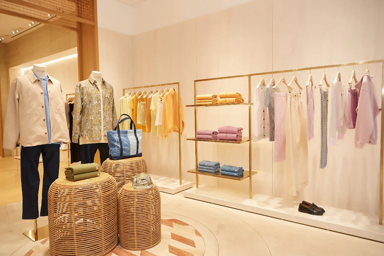 Không gian cửa hàng Maison Kitsuné tại Hà Nội