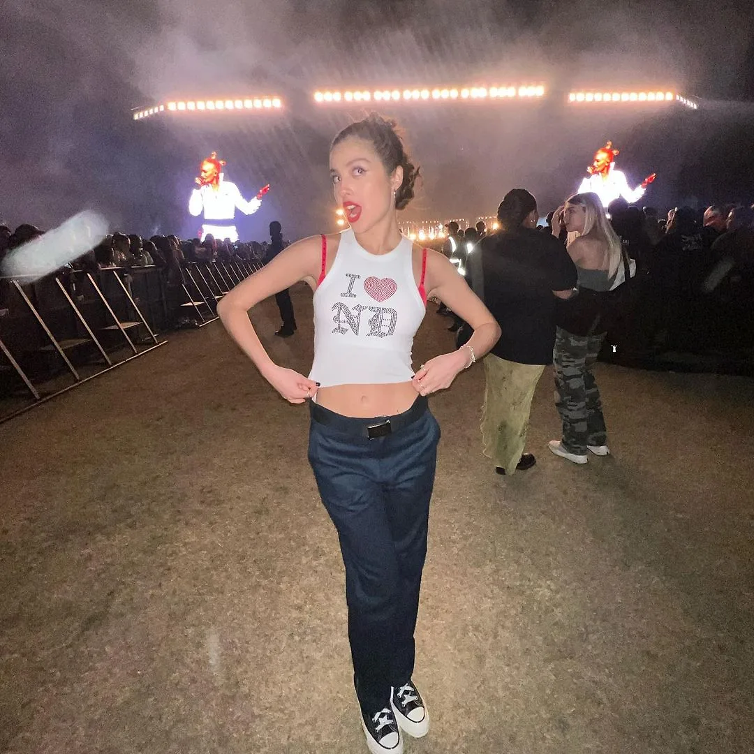 oliviarodrigo diện áo ba lỗ tại Coachella
