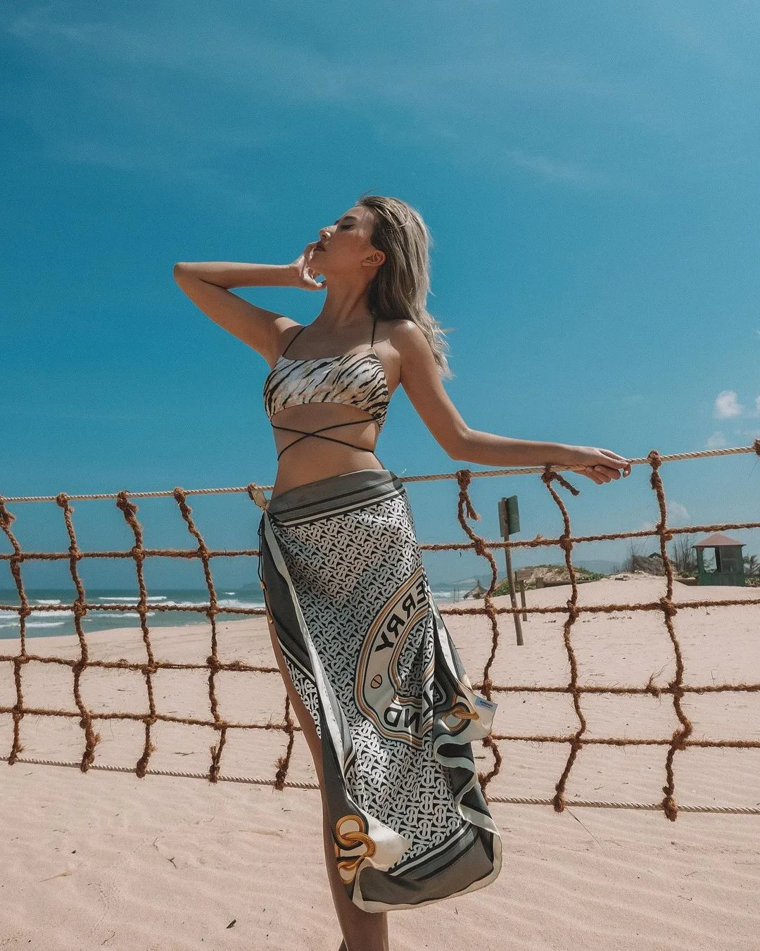 khăn lụa và bikini