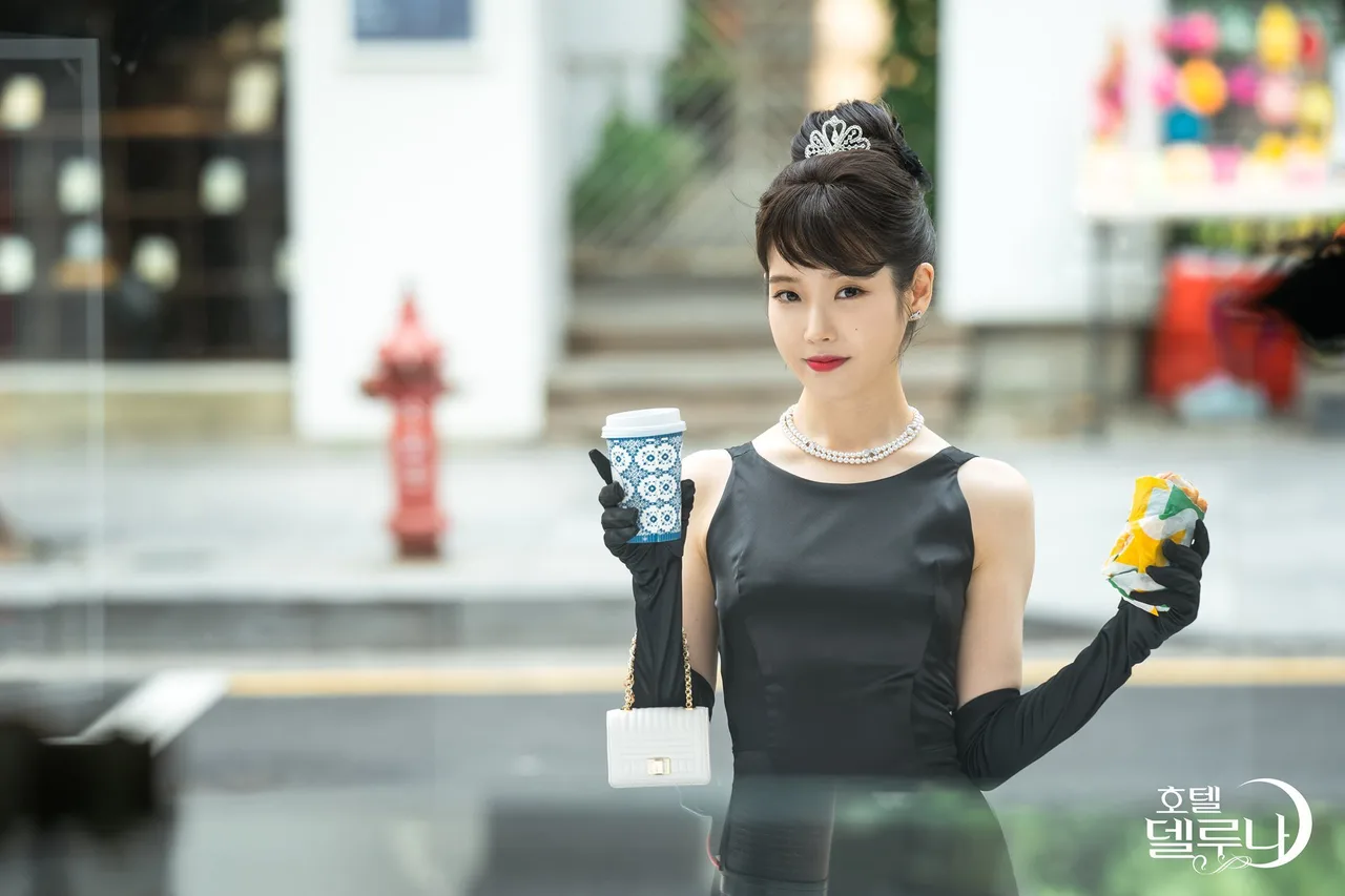 iu đầm đen tóc búi ngọc trai audrey hepburn phong cách thời trang