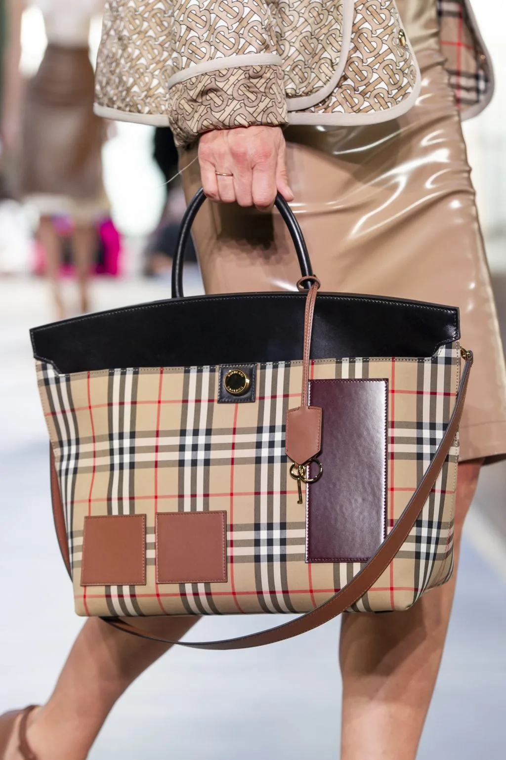 phụ kiện tuần lễ thời trang xuân - hè 2019 burberry 2