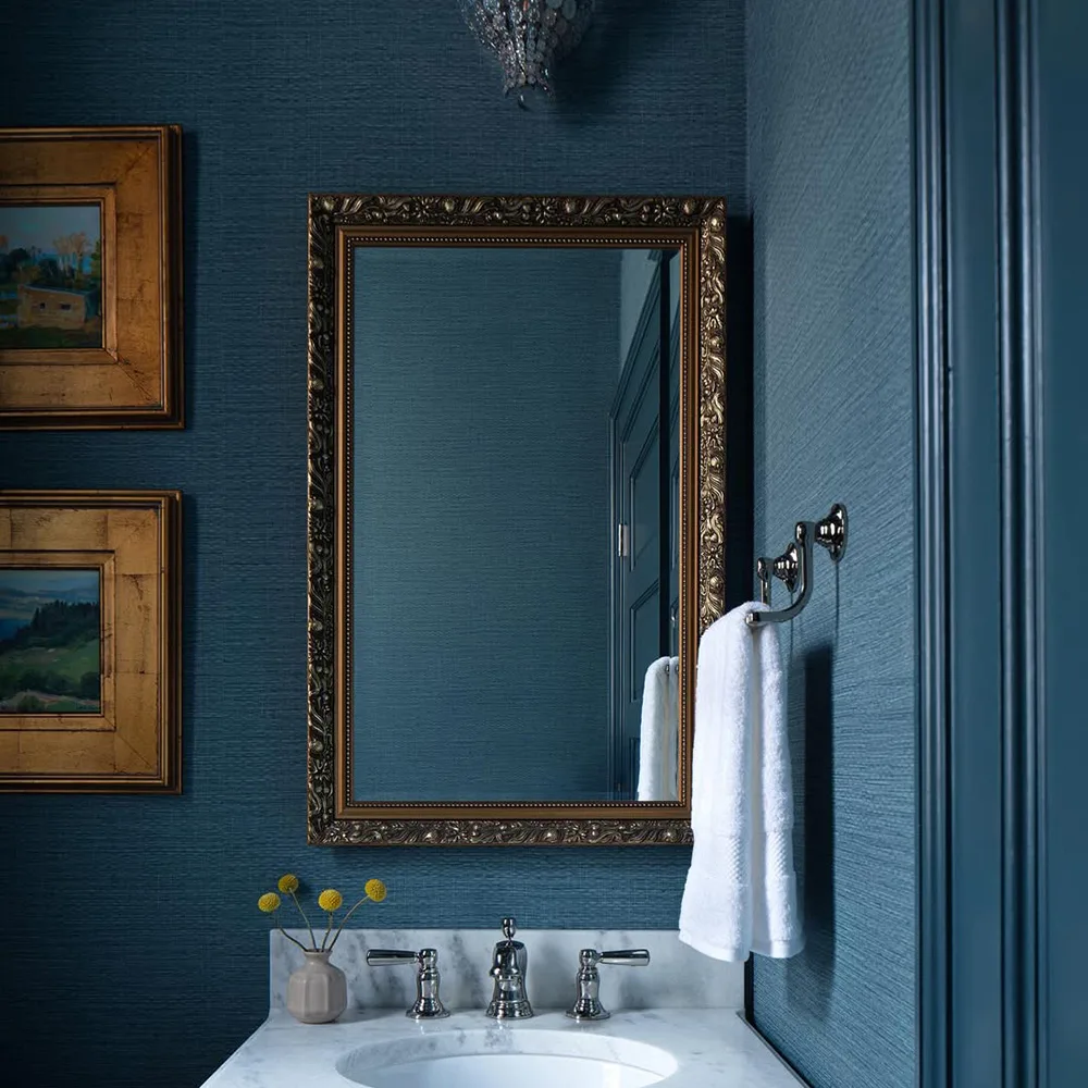 gương màu đồng và lavabo trắng cho phòng tắm