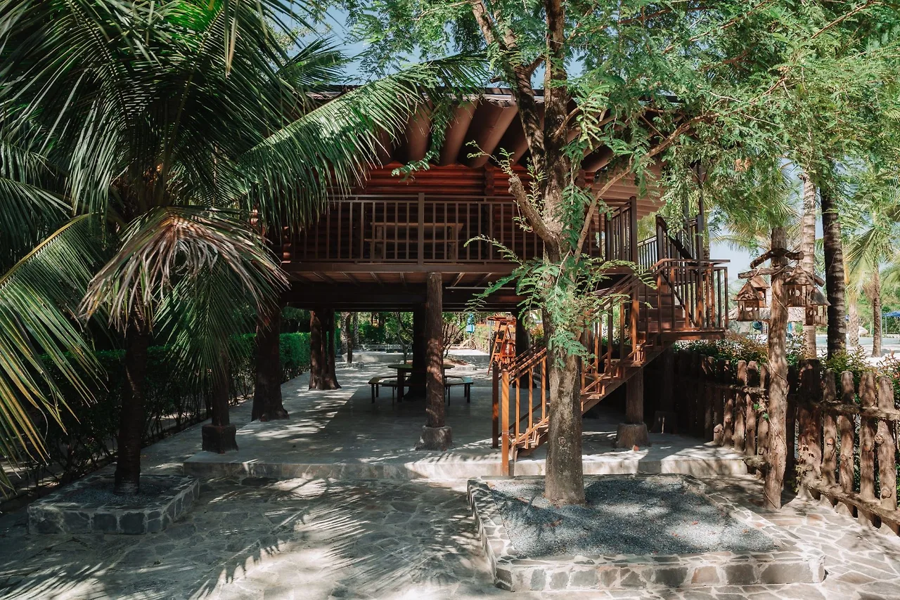 bungalow bằng gỗ nằm xen giữa cây xanh và hồ nước