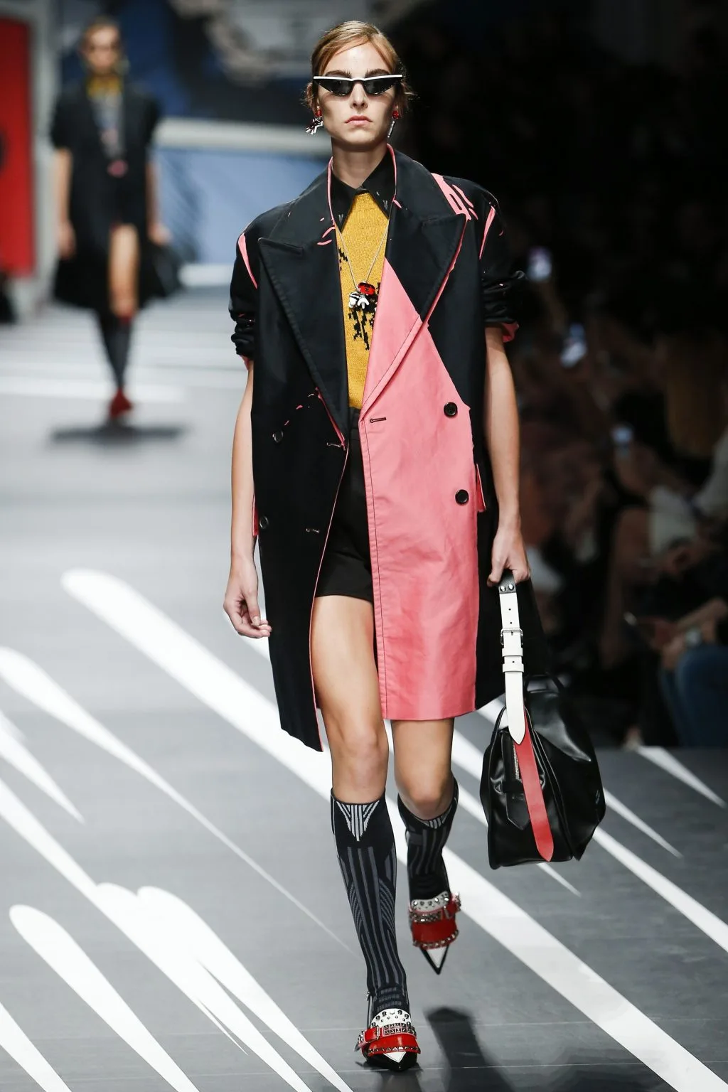 Prada Ready-to-wear Xuân 2018: Tính nữ được suy tôn bởi sự mạnh mẽ và náo nhiệt Prada Ready-to-wear Xuân 2018: Tính nữ được suy tôn bởi sự mạnh mẽ và náo nhiệt