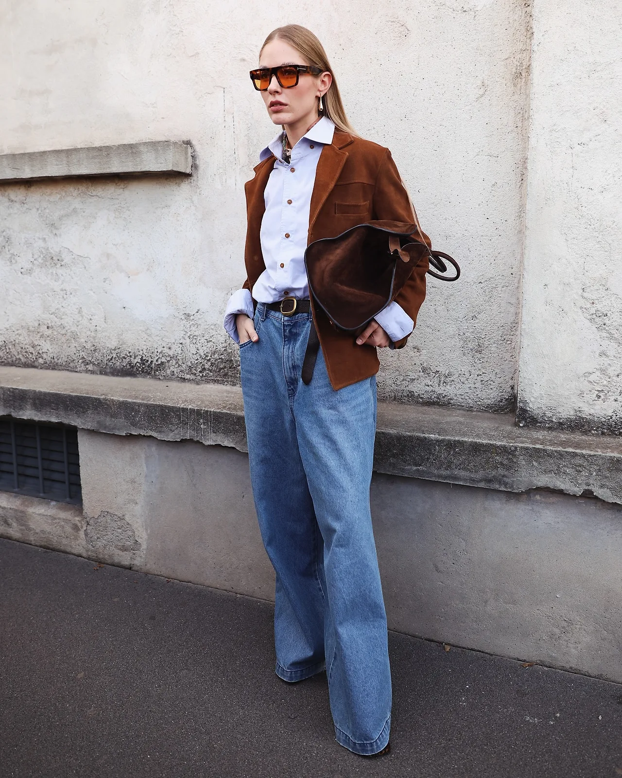 Điểm nhấn eo cho outfit sơ mi oversized và quần jeans cạp cao.