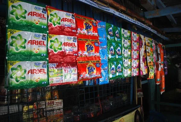 Những sản phẩm mini trong một cửa hàng sari-sari ở Philippines.