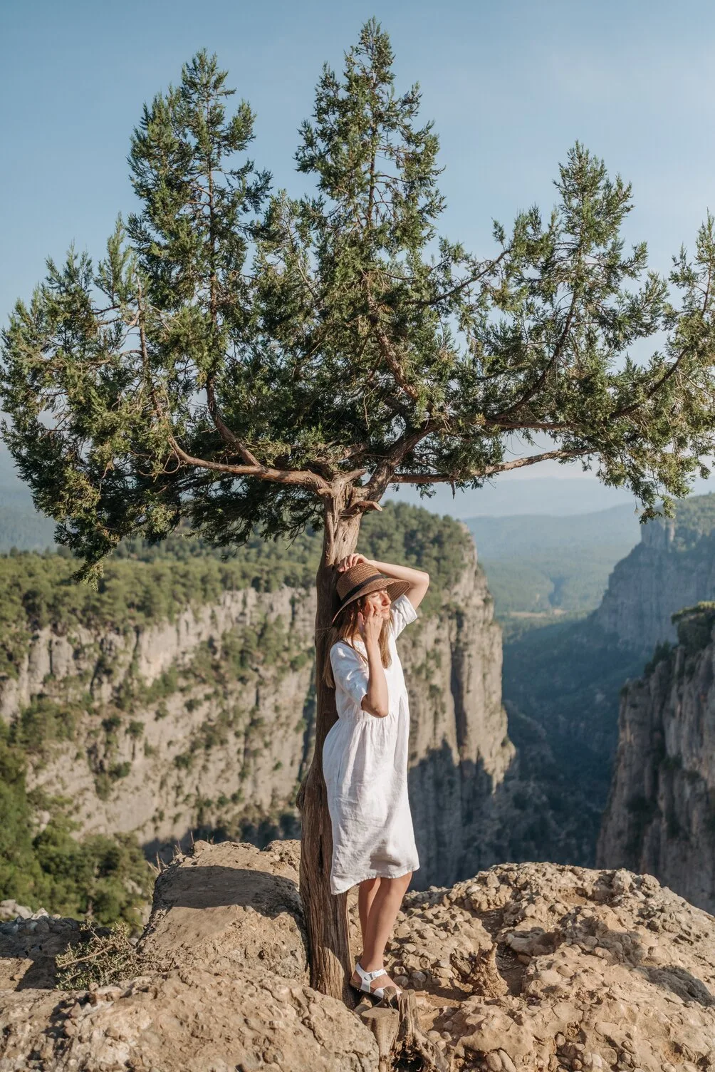 cô gái đứng trên núi trắc nghiệm