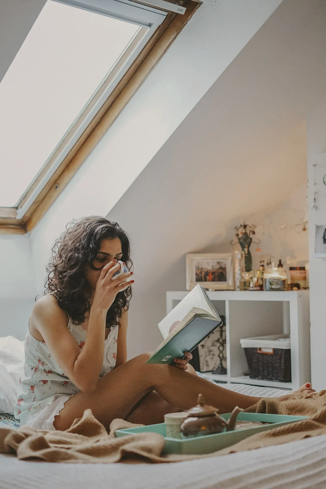 cô gái uống trà thảo mộc để có thêm năng lượng