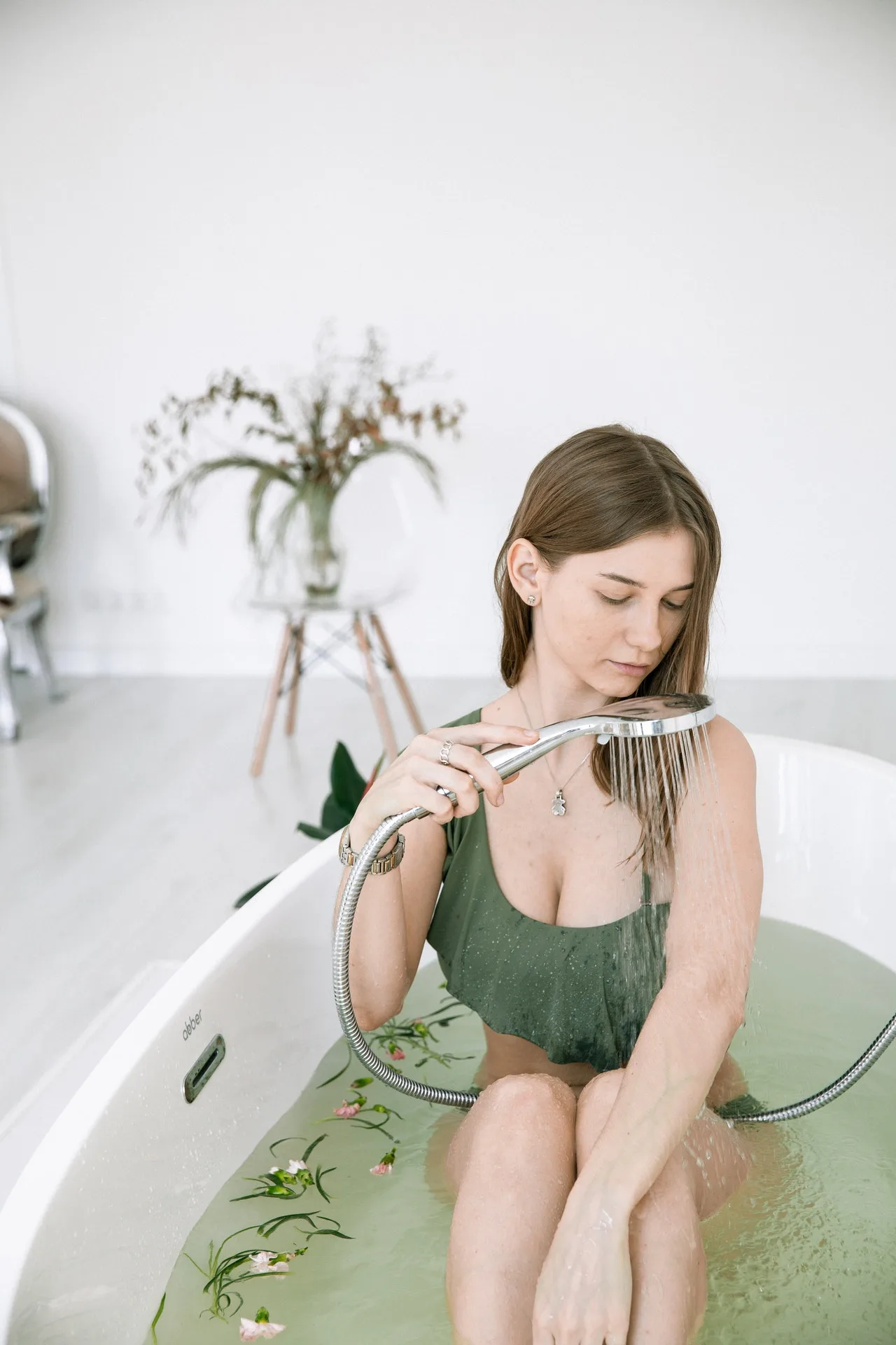 làm dịu da cháy nắng với nước mát làm dịu da cháy nắng với nước mát