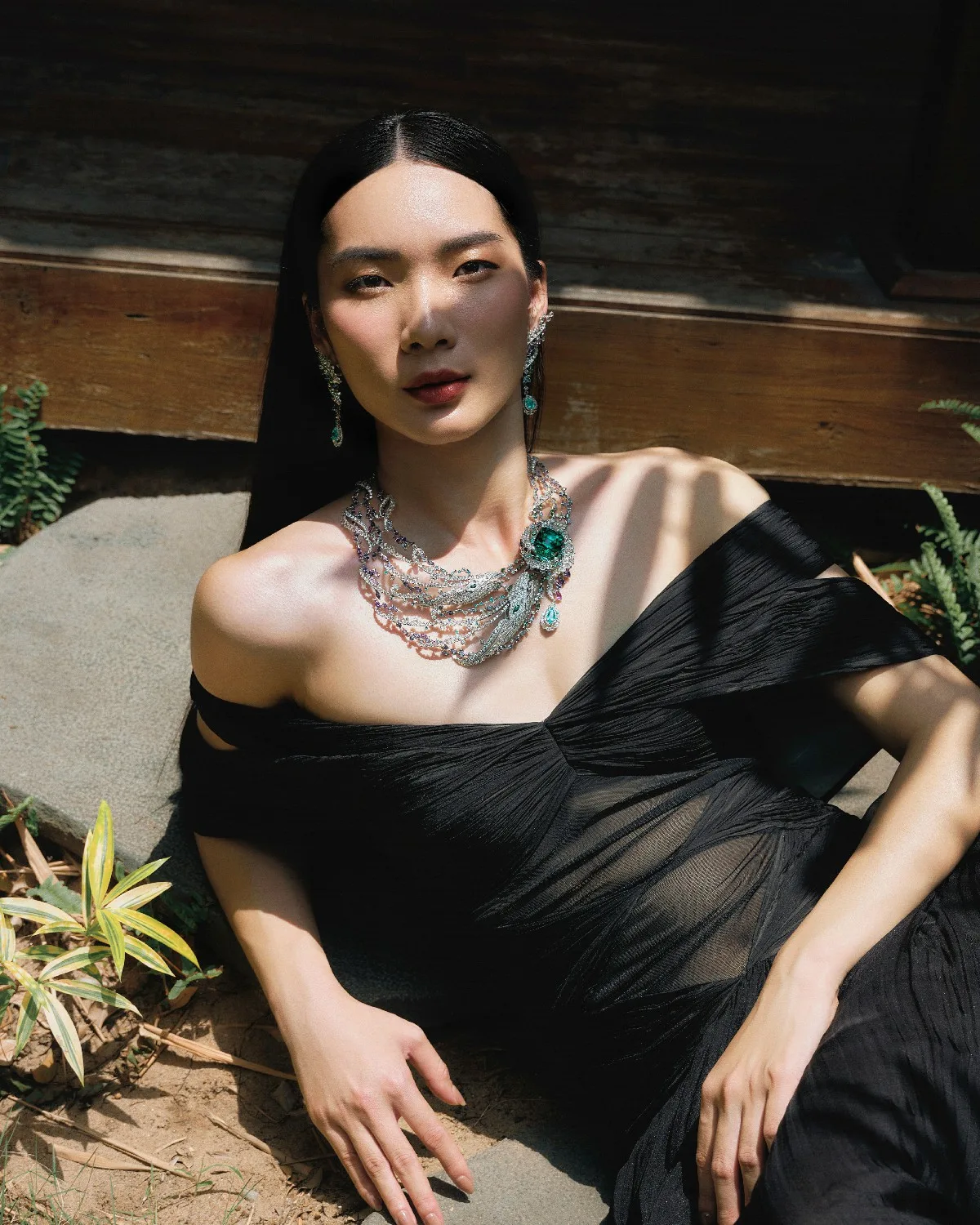 Đầm: CONG TRI Trang sức: MIKIMOTO