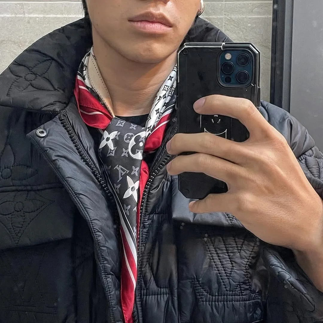 Stylist Freddy Nguyễn phối khăn lụa