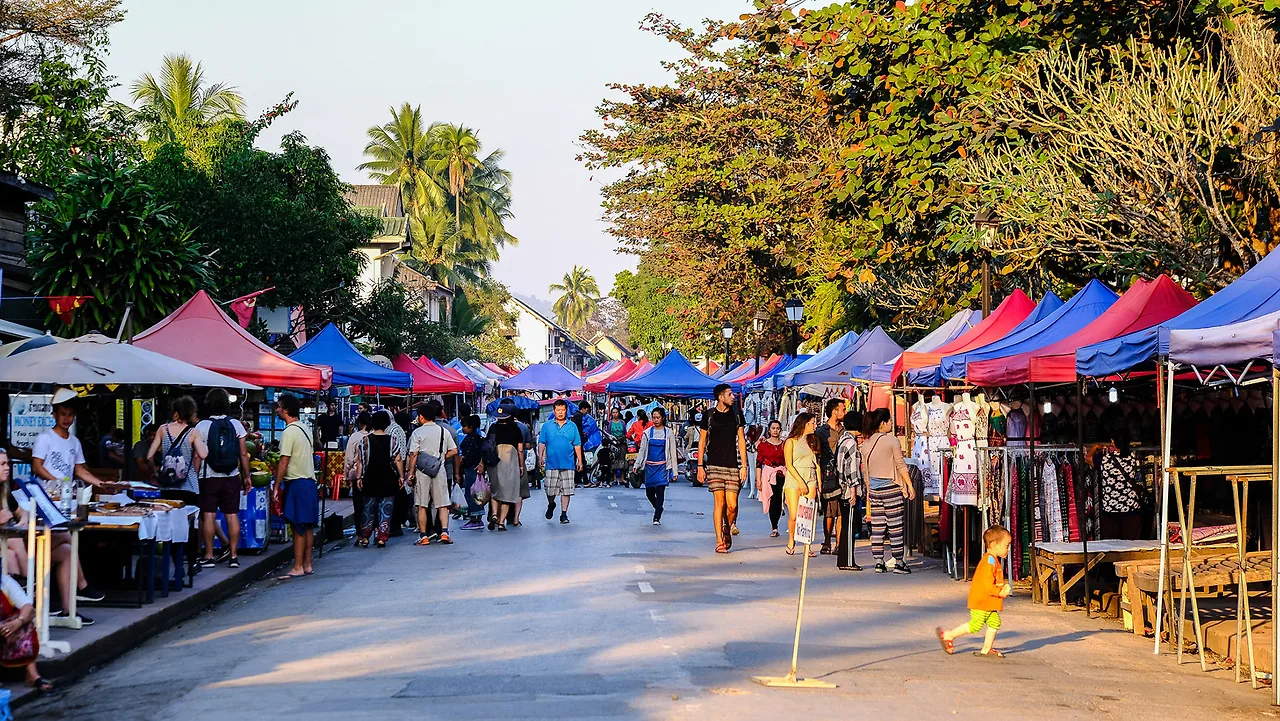 Khung cảnh náo nhiệt ở chợ tại puang prabang.