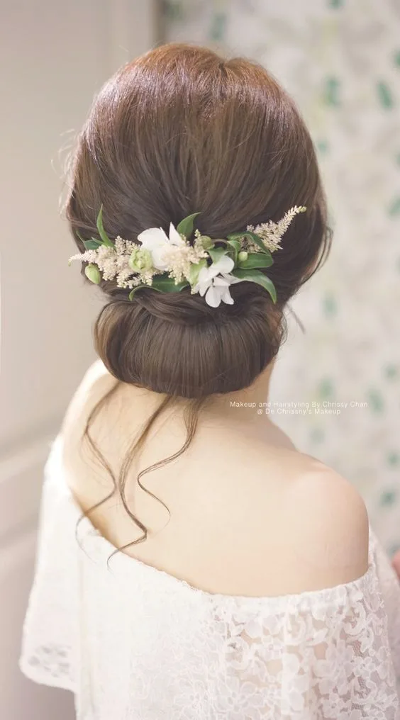 Cô dâu cài hoa búi tóc thấp