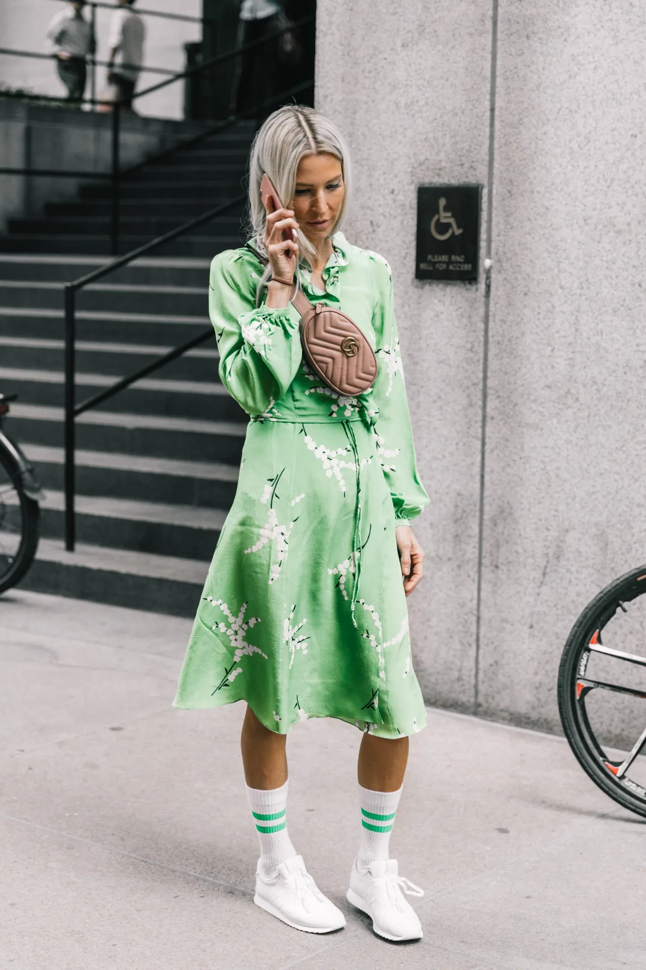đầm hoa xanh lá túi gucci sneakers trắng vớ trắng xanh