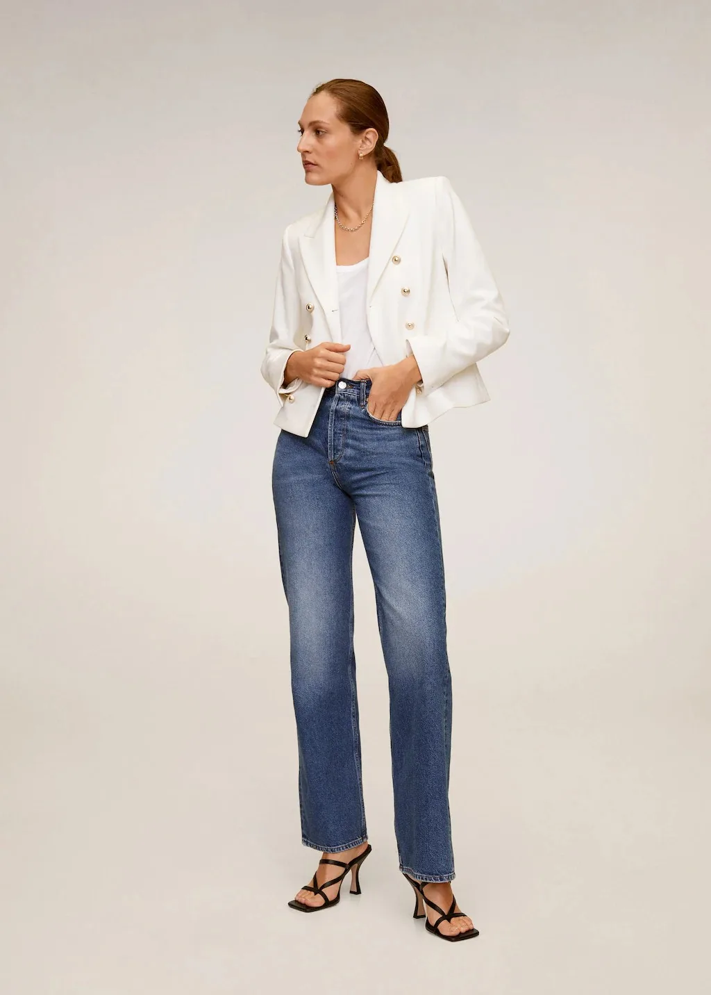 Áo blazer lửng màu trắng của Mango