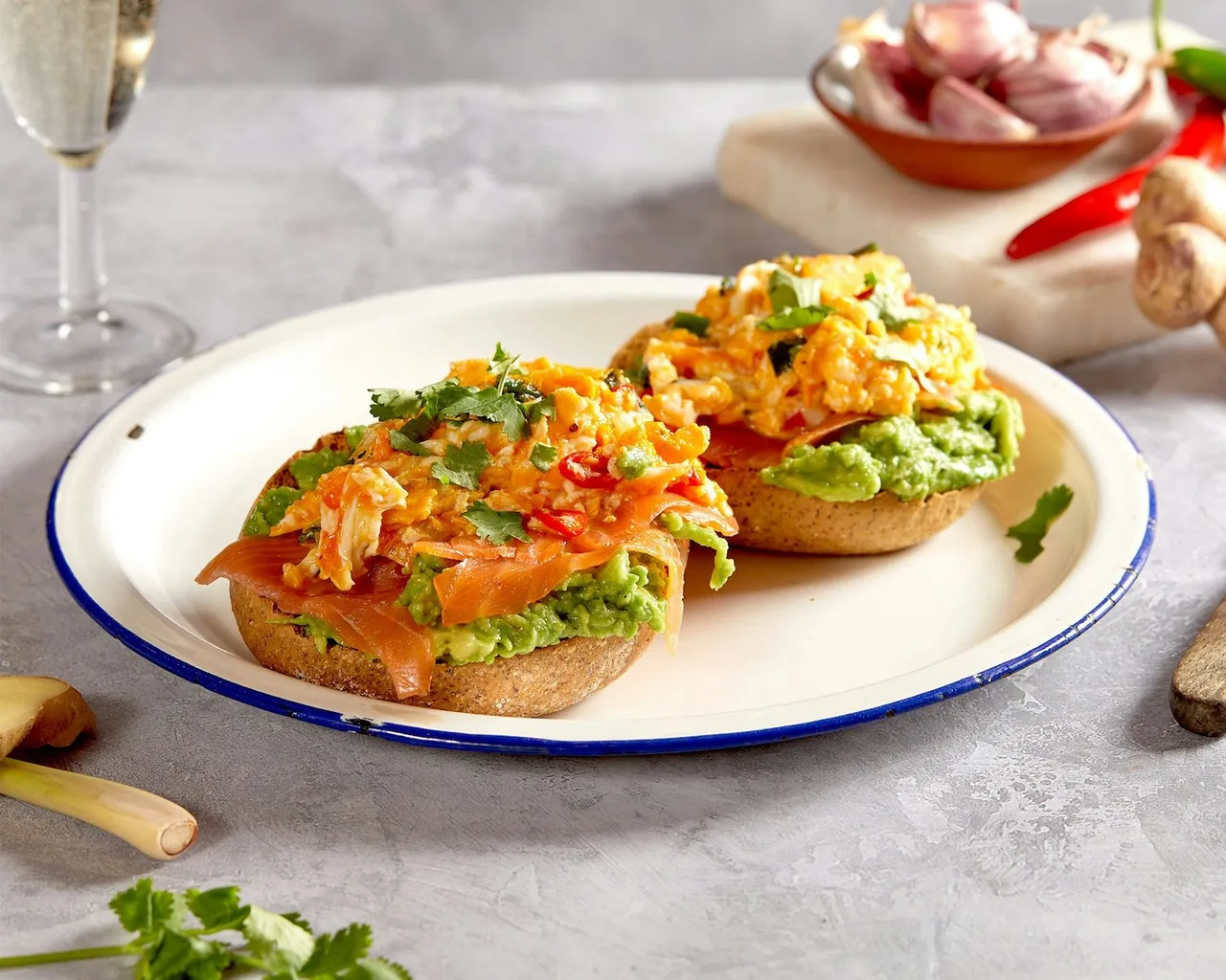 Bánh mì nguyên cám ăn kèm trứng, cá hồi và bơ – bữa sáng cân bằng tinh bột, đạm, chất béo tốt