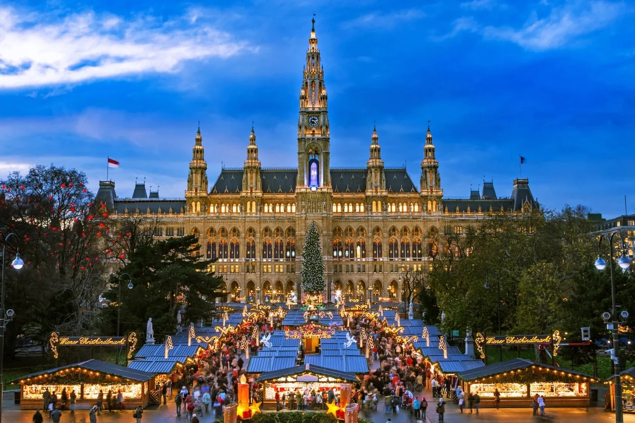 Chợ Wiener Christkindlmarkt ở Áo được tổ chức ngay trước Tòa thị chính thành phố, chợ nổi bật với khung cảnh lộng lẫy dưới kiến trúc tân Gothic ấn tượng