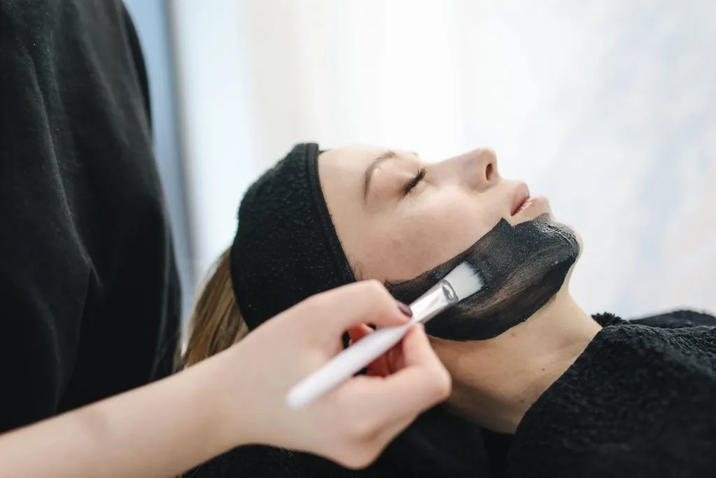 Bạn có thể dùng mặt nạ đất sét khi điều trị mụn đầu đen. Ảnh: Pexels. Bạn có thể dùng mặt nạ đất sét khi điều trị mụn đầu đen. Ảnh: Pexels.