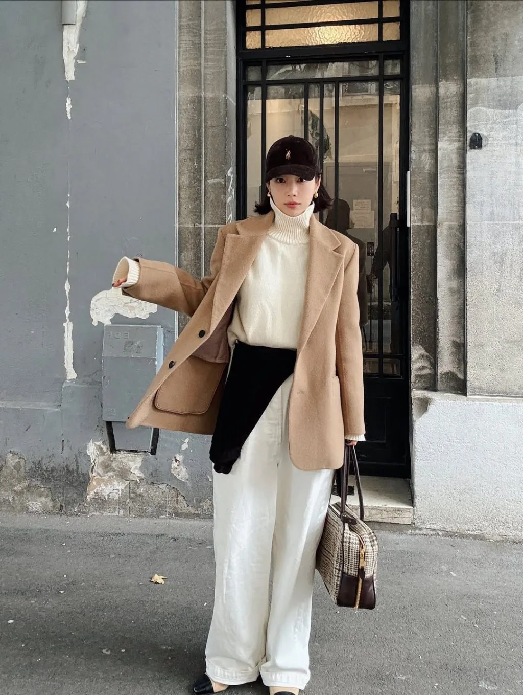 Chiếc túi da nâu trầm hoàn thiện outfit với dấu ấn tối giản và sang trọng.