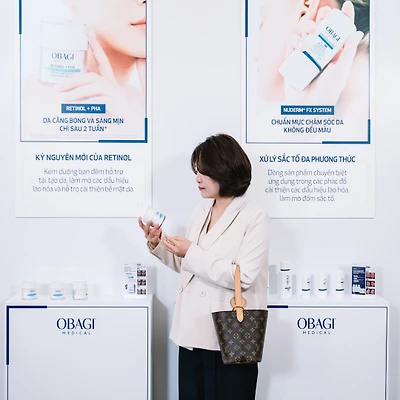 người phụ nữ đang xem giải pháp chăm sóc da có thành phần chính là Retinol và PHA của Obagi Medical