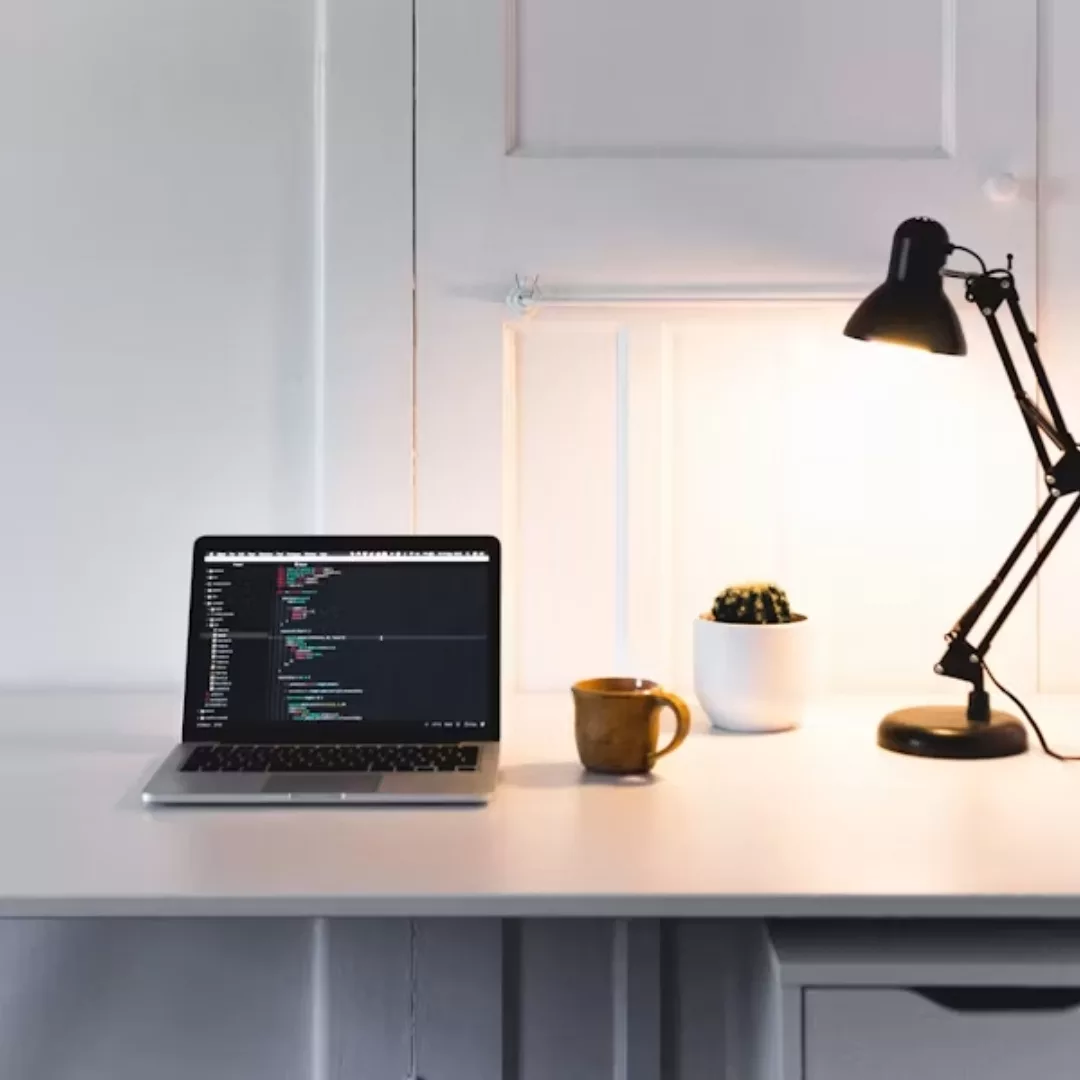 máy tính và bàn làm việc
