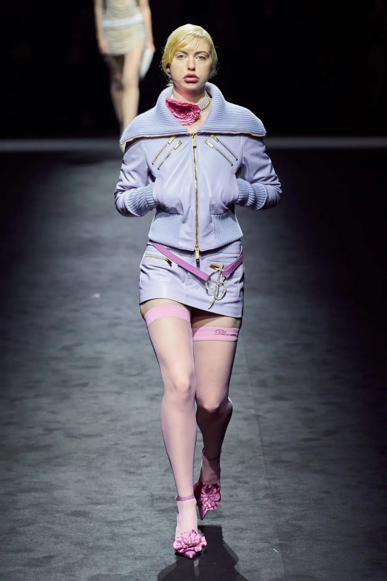 chloe cherry bộ tím show thời trang bluemarine