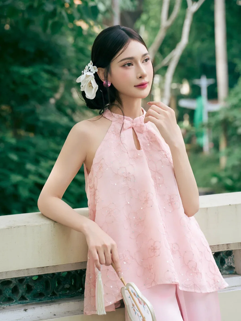 Áo yếm hồng kết hợp cùng quần hoặc váy hồng sẽ cho nàng vẻ ngoài ngọt ngào tuyệt đối vào ngày Tết.