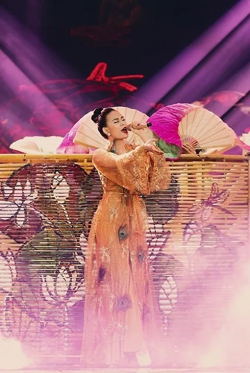 Hoàng Thùy Linh trình diễn rự tin khoe vũ đạo trên sân khấu The Remix