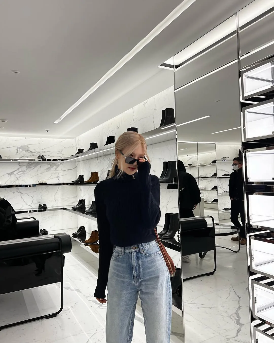 Áo cổ lọ cùng quần jeans chiều cao giúp hack tỷ lệ cơ thể.