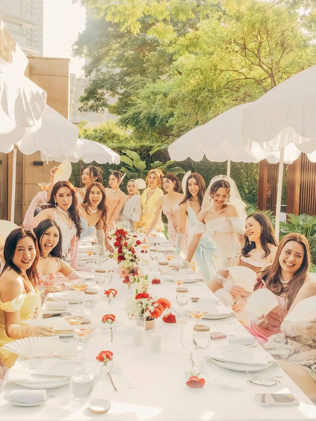 Yaya Urassaya và bạn bè trong tiệc độc thân