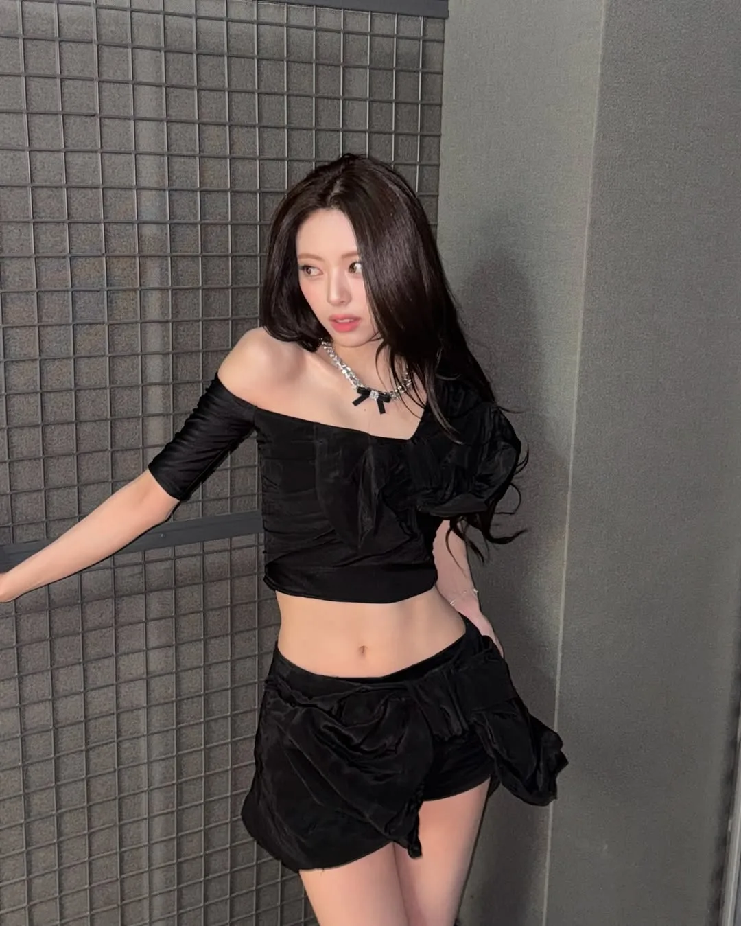 Áo crop top lệch vai gợi cảm
