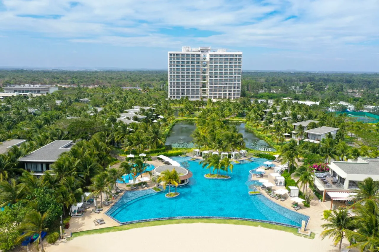 , Meliá Hồ Tràm Beach Resort ghi dấu với những căn villa có hồ bơi riêng, nằm giữa khu vườn nhiệt đới xanh mát và bãi biển cát trắng trải dài.